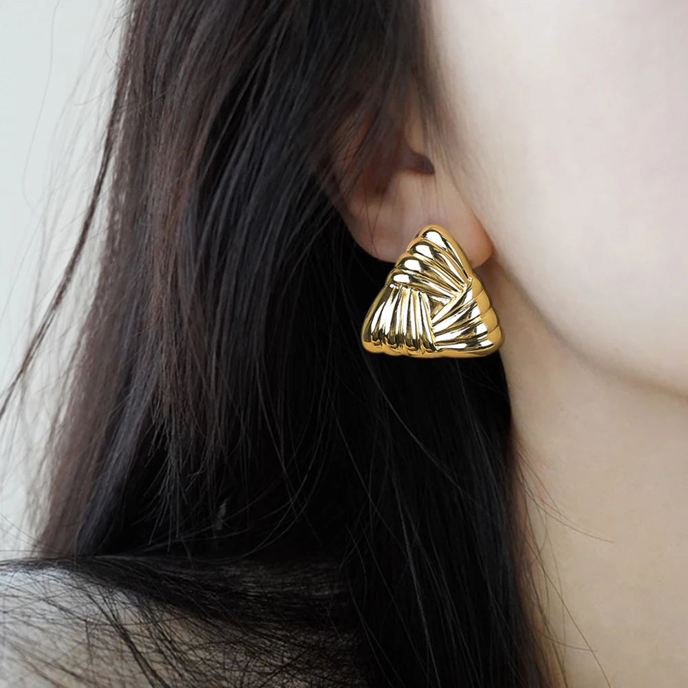 Brinco Triangular Dourado Banhado a Ouro 18K