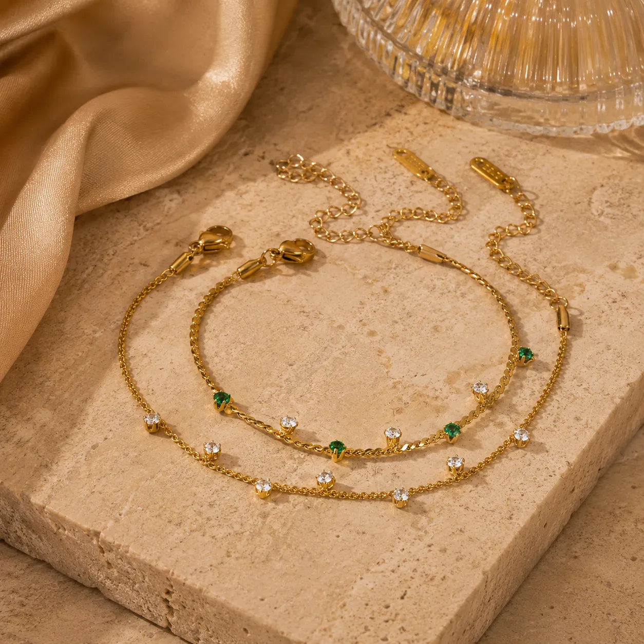 Pulseira Delicada Dourada com Zircônias