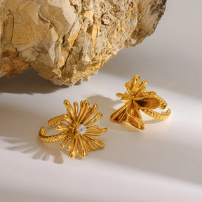 Anel Dourado Floral de Pérola