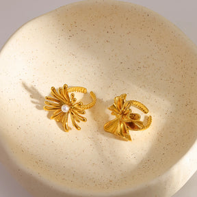 Anel Dourado Floral de Pérola