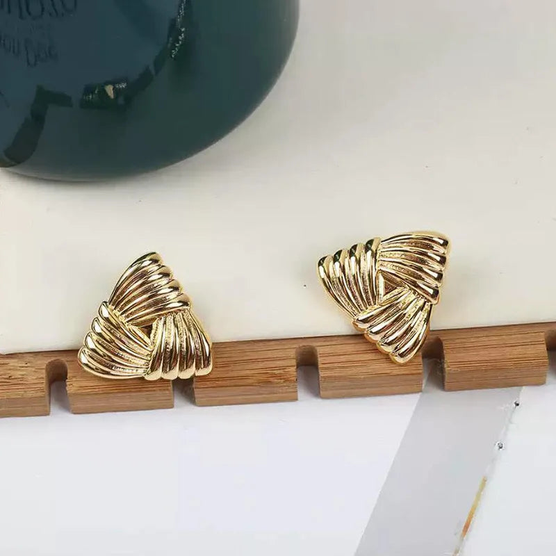 Brinco Triangular Dourado Banhado a Ouro 18K