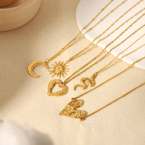 Colar Dourado Meia Lua