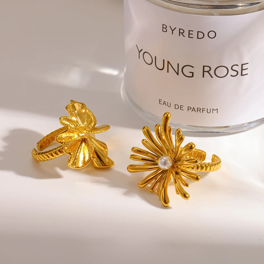 Anel Dourado Floral de Pérola