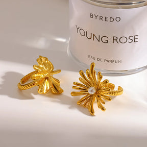 Anel Dourado Floral de Pérola