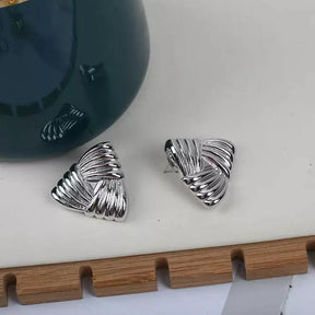 Brinco Triangular Dourado Banhado a Ródio