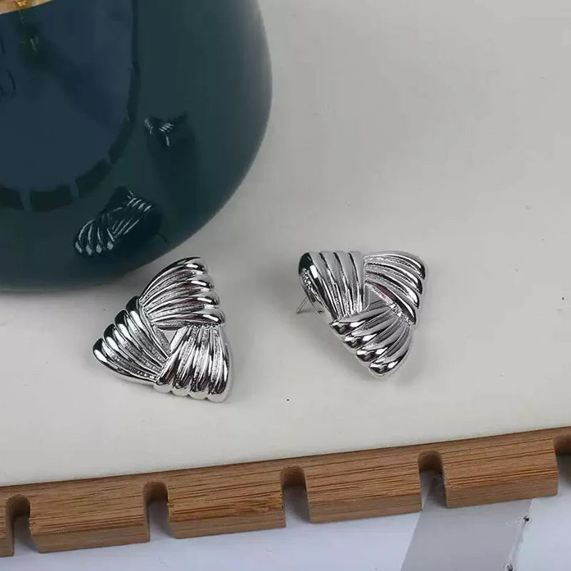 Brinco Triangular Dourado Banhado a Ródio